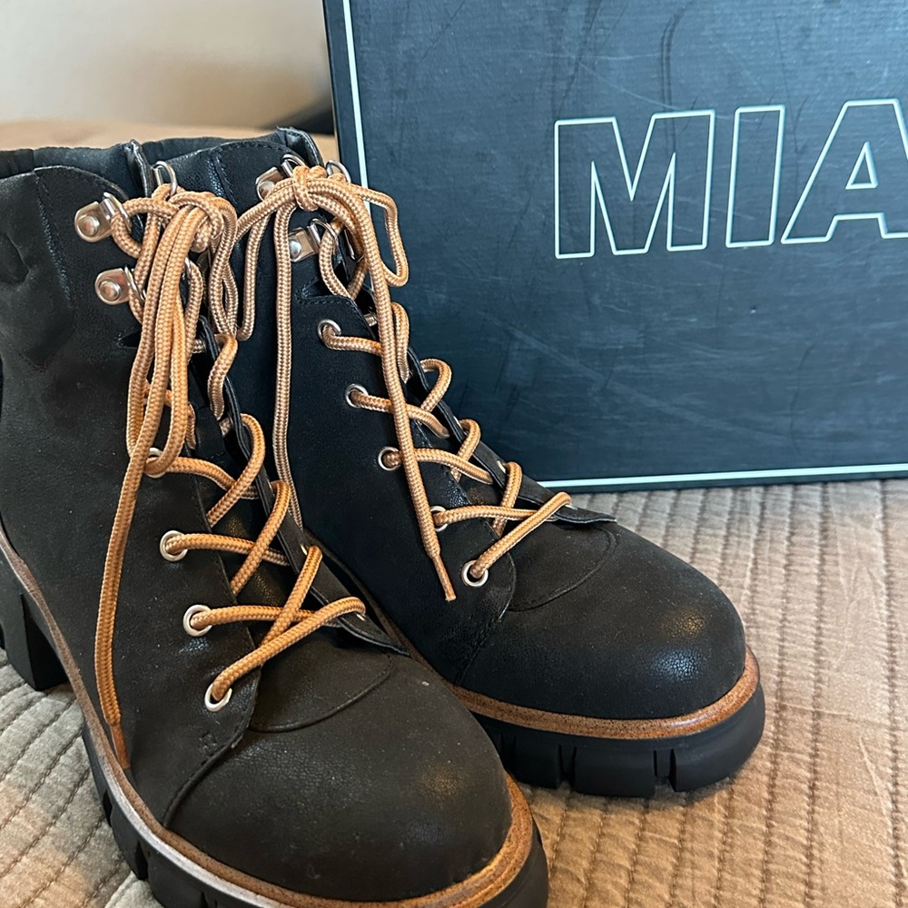 MIA Black Lace-Up Catalin Boots 8.5